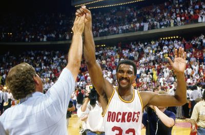 Rockets pay respects to late Robert Reid, who passed away Monday