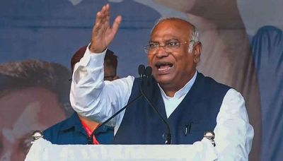 "We are with them..." says National President Mallikarjun Kharge on Farmers Protest