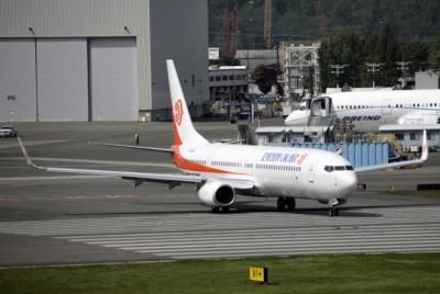 United Boeing 737 Makes Emergency Landing After Wing Damage