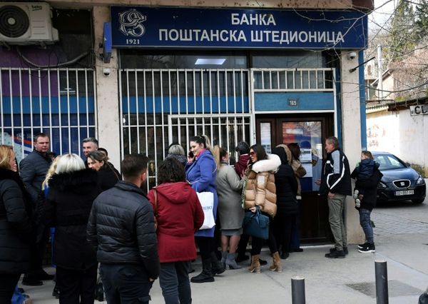 Kosovo's Serbs Hit By Lines, Limited Withdrawals After Currency Ban