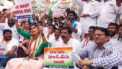 Sharmila stays overnight in A.P. Congress office; police foil her Chalo Secretariat yatra