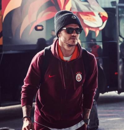 Mauro Icardi Exudes Team Spirit In Stylish Maroon Hoodie