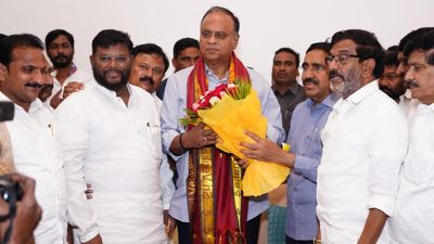 Nellore Telugu Desam leaders call on Vemireddy Prabhakar Reddy and invite him into the party