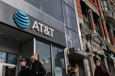 Cell phone outages cost tens of thousands of Americans mobile service, send AT&T stock tumbling