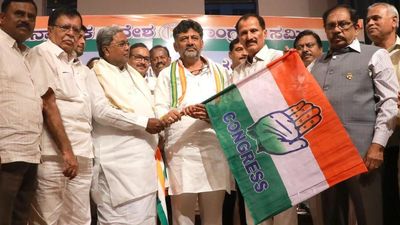 Muddahanume Gowda joins Congress