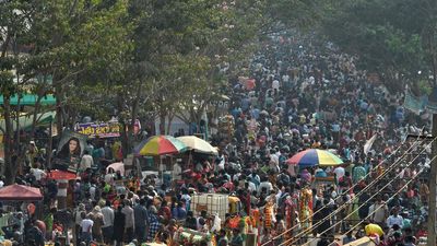 Grand spectacle unfolds at Medaram Jatara as Sammakka arrives at Gadde