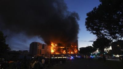 Deadly fire engulfs residential buildings in Spanish city of Valencia