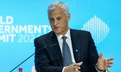 Standard Chartered chief’s pay jumps 22% to £7.8m after profit bump