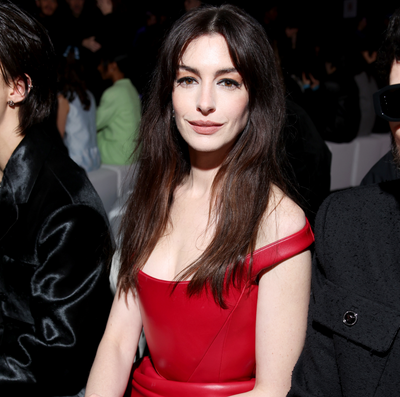 Anne Hathaway Debuted This Versace Look Moments Before It Hit the Runway