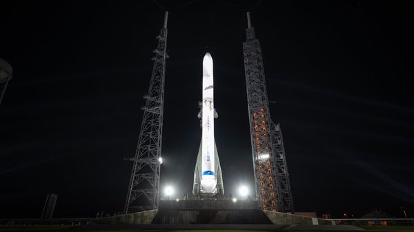 Blue Origin's New Glenn rocket rises on launch pad ahead of debut liftoff (photo)