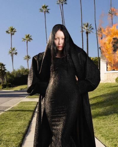 Noah Cyrus Flaunts Stylish Black Outfit In Striking Outdoor Photos