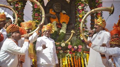 Sharad Pawar inaugurates new party symbol at Raigad fort