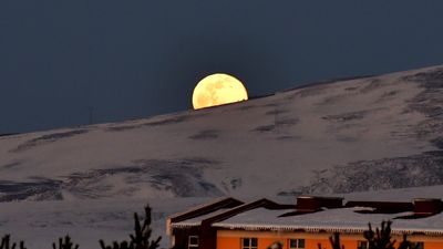 February's Full Snow Moon rises tonight, the smallest full moon of 2024
