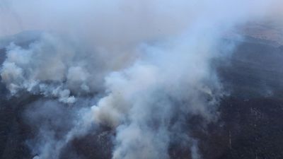 Six homes destroyed, bushfire tipped to burn for weeks