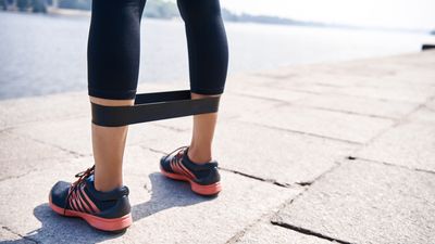 This Physio’s Glute Band Workout For Runners Can Help Prevent Knee Pain