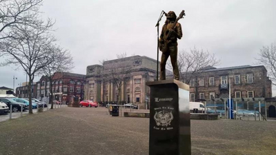 Plans to erect a statue of Motorhead icon Lemmy have been approved in the Staffordshire town where he was born