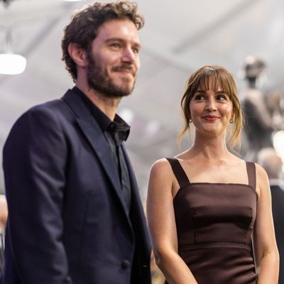 Leighton Meester and Adam Brody just gave us a major millennial throwback at the SAG awards