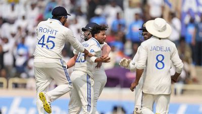 4th Test: England build lead as India strike back on Day 3