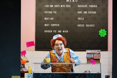 Così fan Tutte review – beautifully sung hard lessons in the cash-strapped school of love
