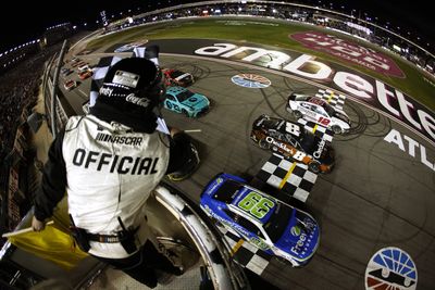 NASCAR fans react to outrageous 3-wide photo finish at Atlanta