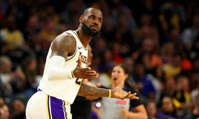 Lakers were frustrated about the officiating in Sunday’s loss to the Suns
