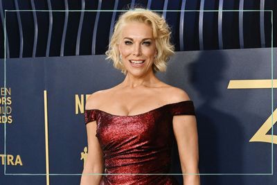 'She wanted to contribute' Hannah Waddingham takes a cardboard purse made by her 9-year-old daughter to the SAG Awards