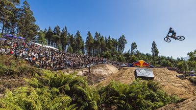 Rónán Dunne takes the downhill MTB crown in the jungle at Red Bull Hardline Tasmania. Full results and analysis