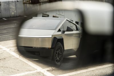 Viral video shows Tesla's Cybertruck deterring an increasingly common car crime