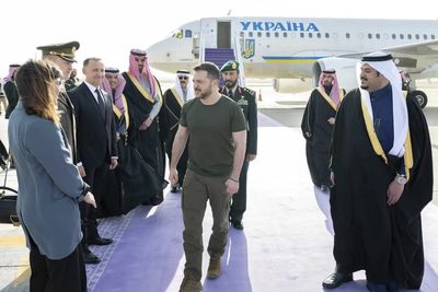 Zelenskyy in Saudi Arabia to push for peace, POW deal with Russia