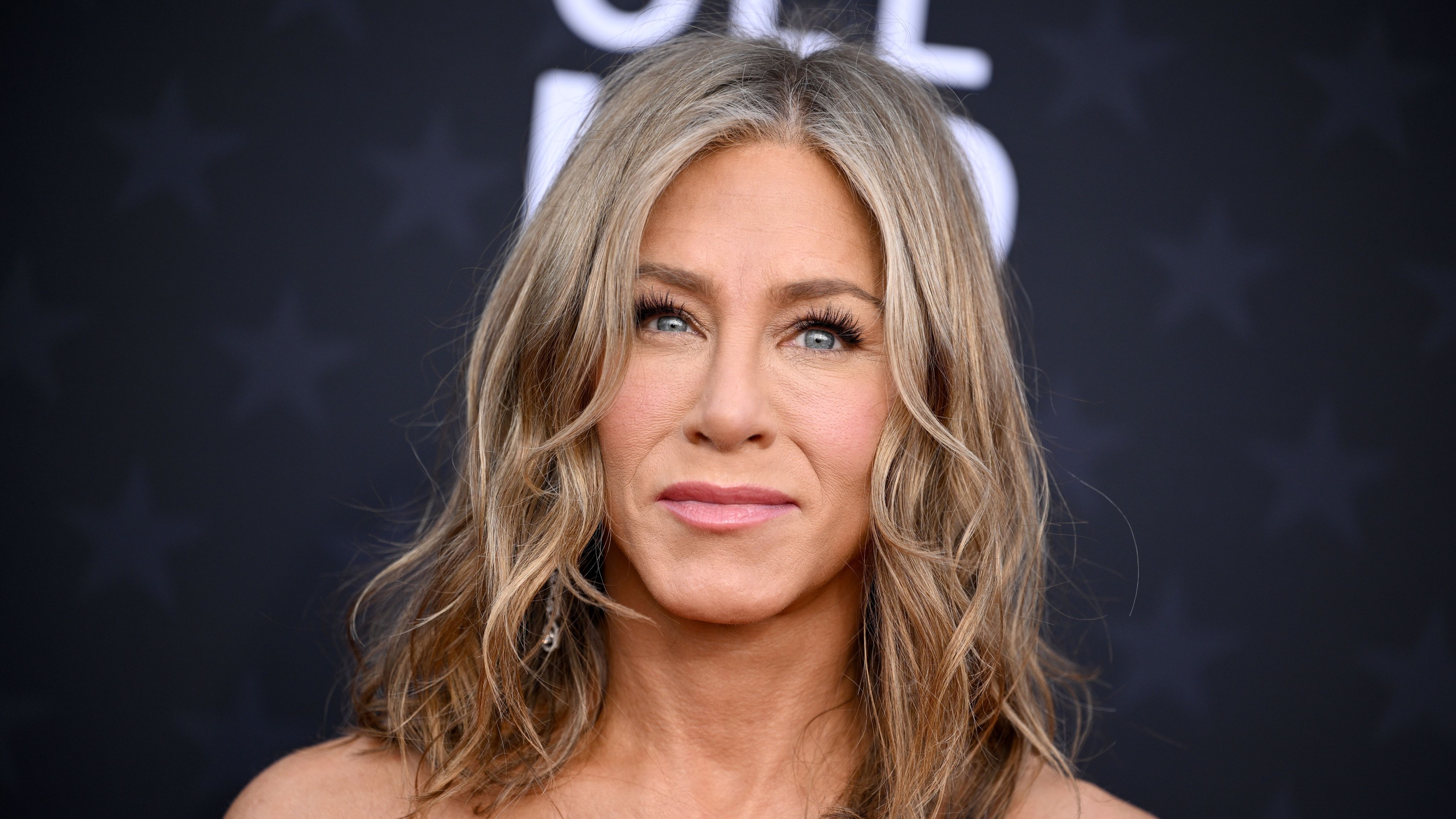 Jennifer Aniston s Unpainted Kitchen Cabinets Nail 