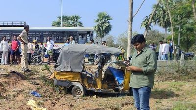 Five farm labourers killed, 8 others injured in Suryapet road accident