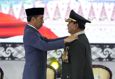 Indonesia’s Widodo awards likely successor Prabowo with 4-star general rank