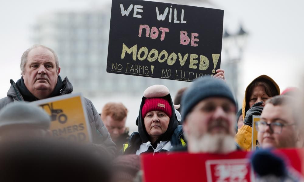 Farmers stage mass protest outside Welsh parliament…