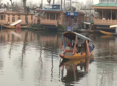 J-K: Tourists enjoy chilly morning on Srinagar's Dal Lake