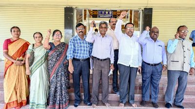 Gulbarga University faculty members stage protest against withdrawal of notional increment