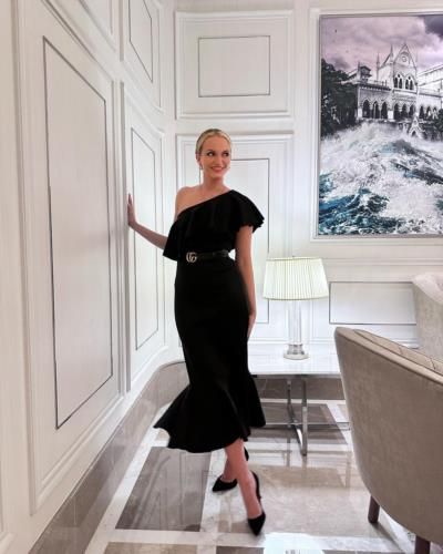 Captivating Elegance: Adelaide Botty's Sophisticated Style