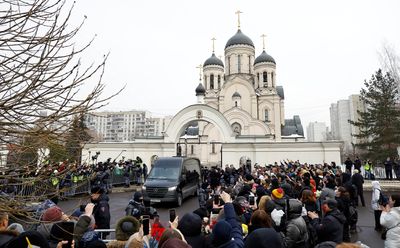 Thousands bid final farewell to Russia’s Alexey Navalny, risking arrest