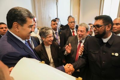In Relaxed Encounter, Leaders Of Venezuela, Guyana Exchange Gifts