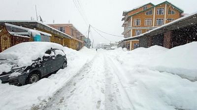Snow rain lashes Himachal Pradesh, four national highways among 350 roads shut
