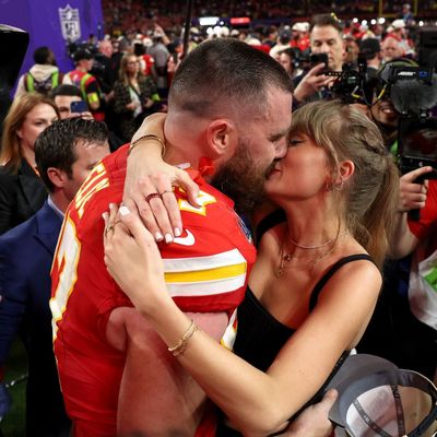 Here's how Taylor Swift would secretly attend Travis Kelce's games before they went public