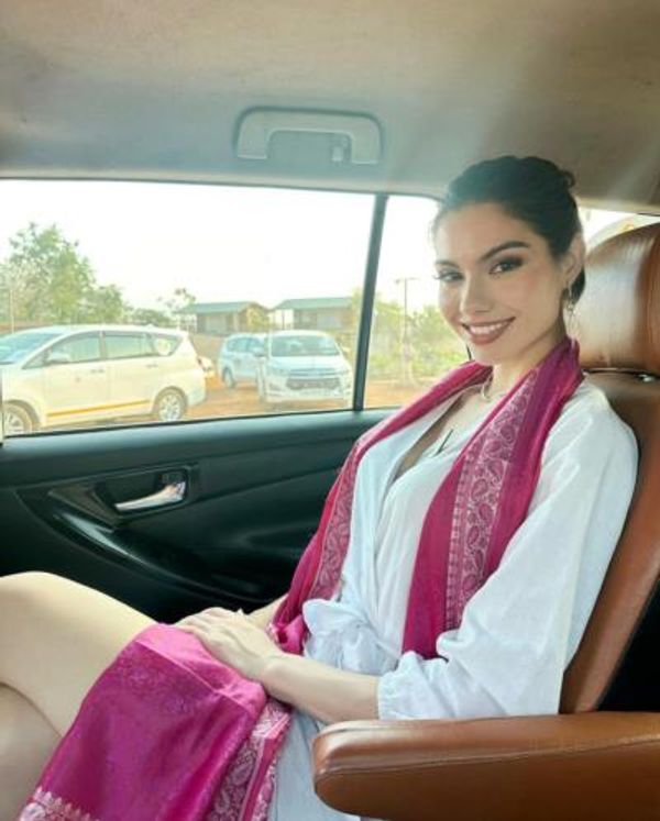 Elegant White Ensemble: Paula Pérez's Timeless Beauty