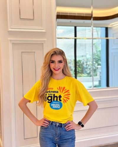 Ivanna Mcmahon: Effortlessly Chic In Yellow And Blue
