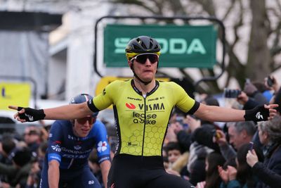 Olav Kooij wins Stage one of Paris-Nice with a grinding sprint