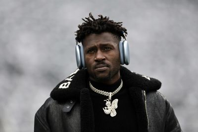 Former Steeler Antonio Brown throws serious shade at Kenny Pickett