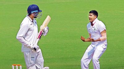 Ranji Trophy: Vidarbha pushed to a corner by Mantri's ton in semifinal