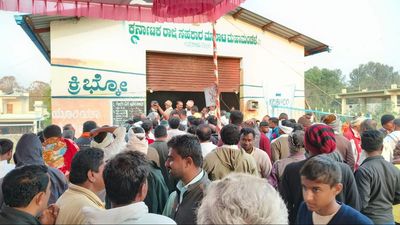 Watch | Hundreds of coconut growers stand in queue overnight to register for copra procurement in Hassan district of Karnataka
