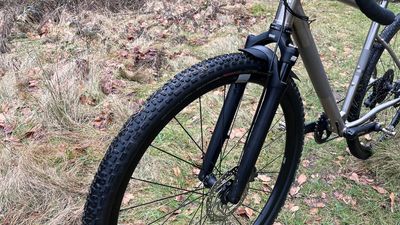 Rigid vs suspension gravel fork – which is faster? Well, the answer is not quite that straightforward