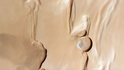 Rippling sand dunes, icy cliffs spied near Mars' north pole (photos)