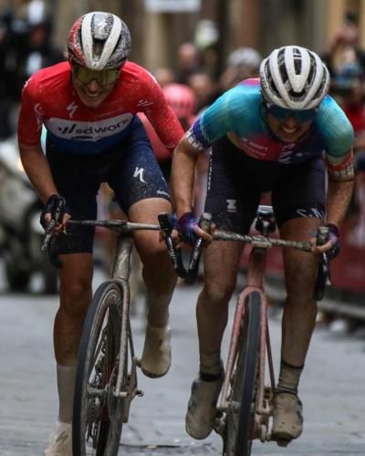 Graceful Determination: Katarzyna Niewiadoma's Intense Cycle Race