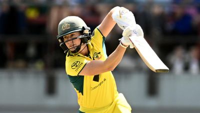 Perry smashes RCB to victory against Healy's Warriorz